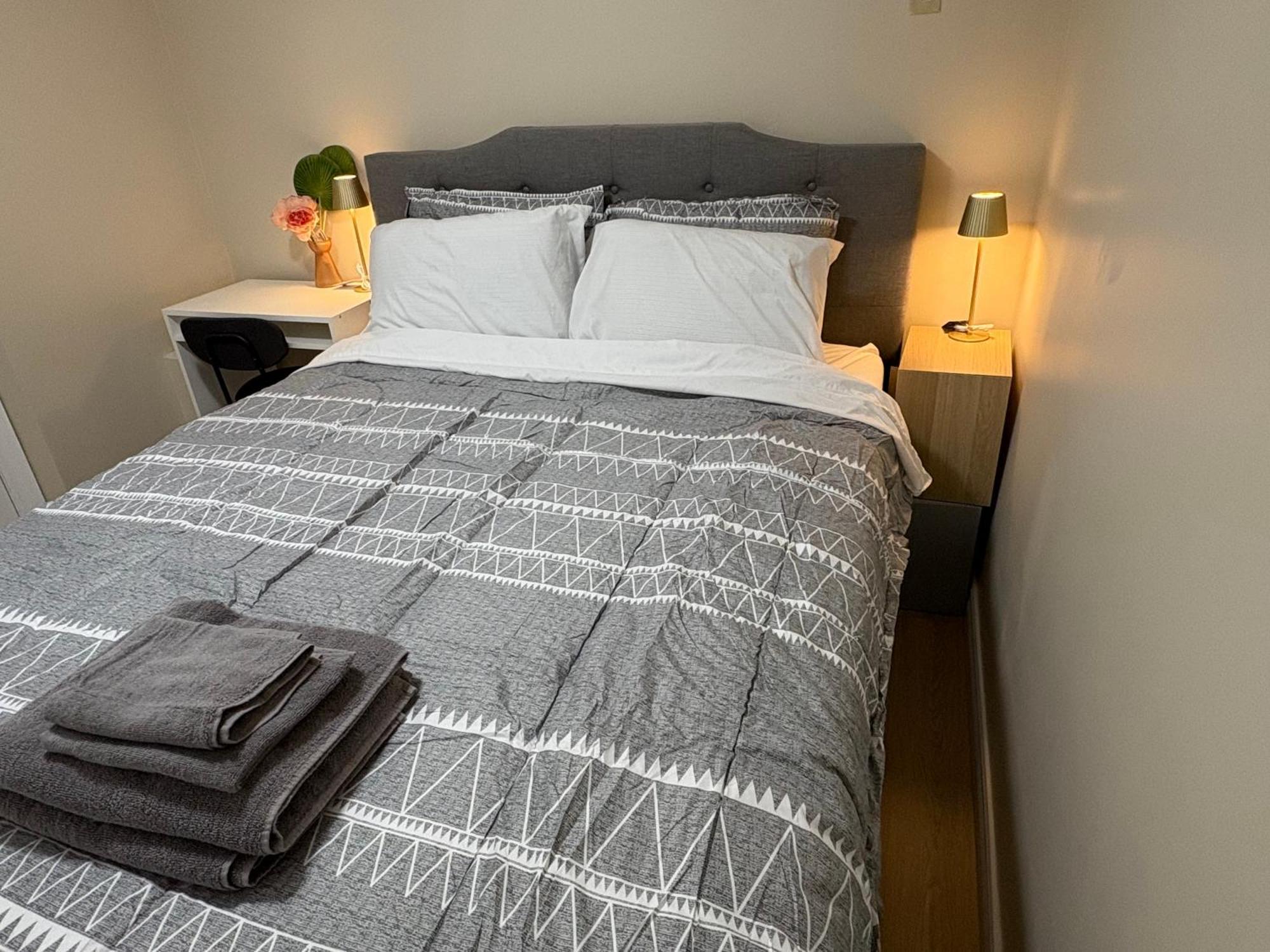 House - Near Rogers Stadium Homestay Toronto